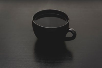 黑色陶瓷杯液体特写照片
